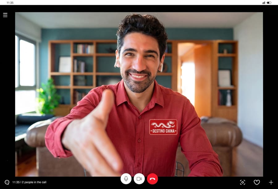 hombre con camisa roja saludando